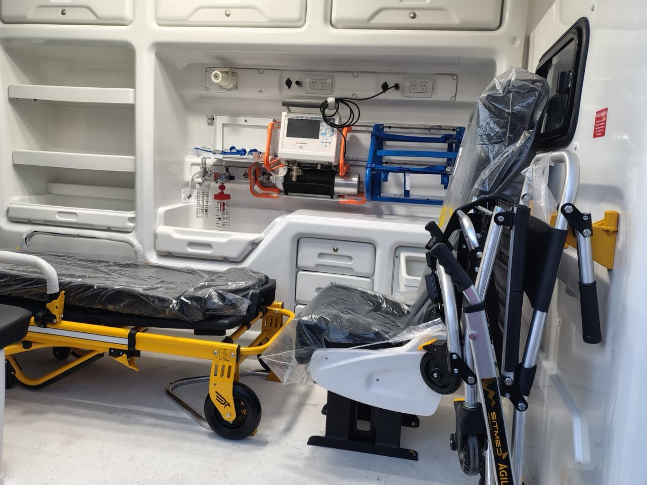 Equipamiento interior de ambulancia Plus Emergencias